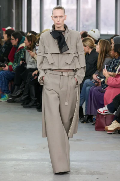 Look 16